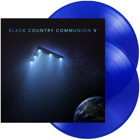 "BLACK COUNTRY COMMUNION V" in blauer Schrift. Darunter ein leuchtendes Dreieck im Sternenhimmel über der Erde.