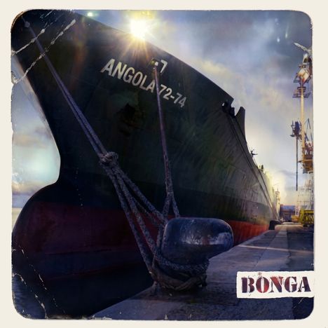 Text: "ANGOLA 72-74" und "BONGA". Ein großes Schiff ist am Kai festgemacht, Seile sind um einen Poller geschlungen.