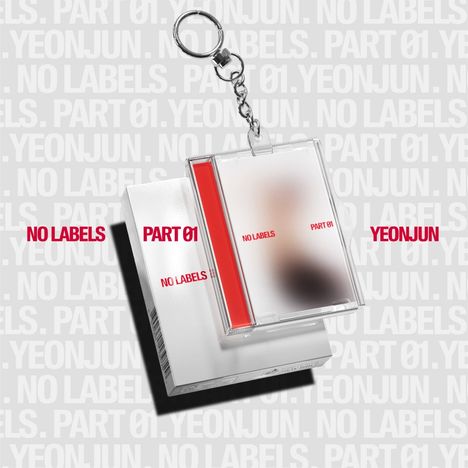 "No Labels", "Part 01", "Yeonjun" in kräftigem Rot auf grauem Hintergrund. Schlüsselanhänger über einer Box.