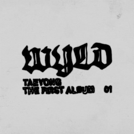 Text: "TAEYONG THE FIRST ALBUM 01" im Graffiti-Stil. Schwarze Schrift auf weißem Hintergrund.