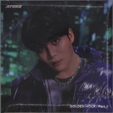 "ATEEZ" oben links. "GOLDEN HOUR: Part.5" unten rechts. Person in lila Jacke mit Kette, vor unscharfem Hintergrund.