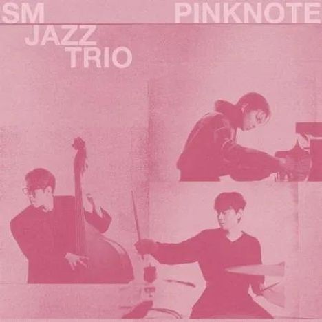 Texte: "SM JAZZ TRIO", "PINKNOTE". Drei Musiker, einer spielt Bass, einer Piano, einer Schlagzeug, alles in Rosa gehalten.