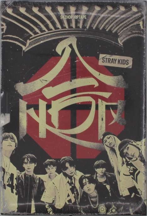 "SKZHOP HIPTAPE" und "Stray Kids". Eine Gruppe von acht jungen Männern vor einem roten Symbol auf schwarzem Hintergrund.