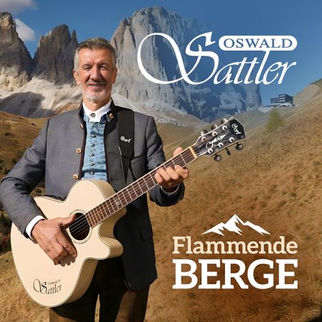 Text: Oswald Sattler, Flammende Berge. Mann in traditioneller Kleidung spielt Gitarre vor Bergkulisse.