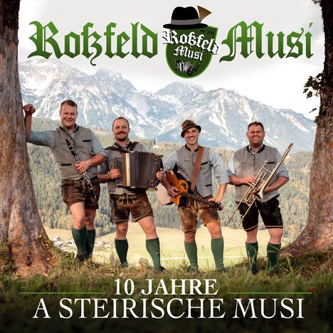 Oben steht "Rokfeld Musi". Unten "10 Jahre a Steirische Musi". Vier Männer in Tracht mit Instrumenten vor Bergkulisse.