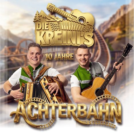 Die Worte „DIE KREINI'S, 10 JAHRE, ACHTERBAHN“. Zwei lächelnde Männer in Tracht mit Instrumenten, Achterbahn im Hintergrund.