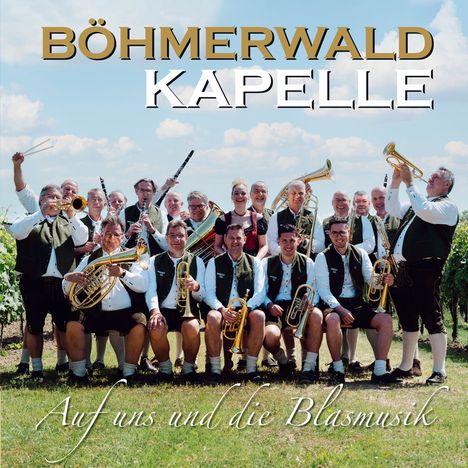 „Böhmerwald Kapelle“ oben, „Auf uns und die Blasmusik“ unten. Eine Gruppe von Musikern mit Blasinstrumenten im Freien.