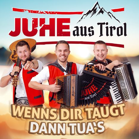 „JUHE aus Tirol.“ Drei Männer in roten Westen mit Musikinstrumenten. Oben ein Bergmotiv. Text: „WENNS DIR TAUGT DANN TUA'S“.