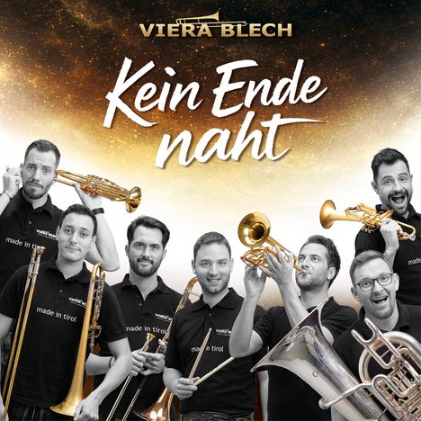 „Kein Ende naht“. Sieben Männer mit Blasinstrumenten, lächelnd. Oberer Text: VIERA BLECH. Shirts: „made in tirol“.
