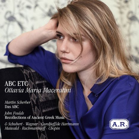 Texte: "ABC ETC Ottavia Maria Maceratini, Martin Scherber, Das ABC, John Foulds, Recollections of Ancient Greek Music" und mehr. Eine Frau in Blau betrachtet nachdenklich etwas.