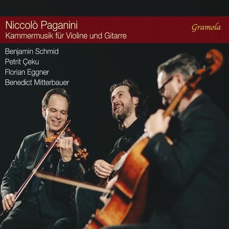 "Niccolò Paganini: Kammermusik für Violine und Gitarre". Drei Männer musizieren, einer mit Geige, die anderen mit Gitarre und Cello.