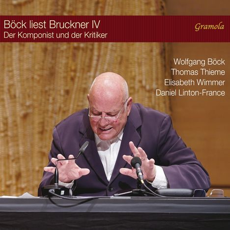 "Böck liest Bruckner IV", "Der Komponist und der Kritiker", "Wolfgang Böck", "Thomas Thieme", "Elisabeth Wimmer", "Daniel Linton-France". Ein Mann im Anzug spricht in ein Mikrofon.
