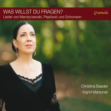 "Was willst du fragen? Lieder von Mandyczewski, Pejačević und Schumann. Christina Baader, Ingrid Marsoner." Eine Frau steht draußen.