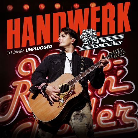 HANDWERK, 10 JAHRE UNPLUGGED, Volks Rock'n'Roller, Andreas Gabalier. Ein Mann mit Gitarre vor leuchtendem Hintergrund.
