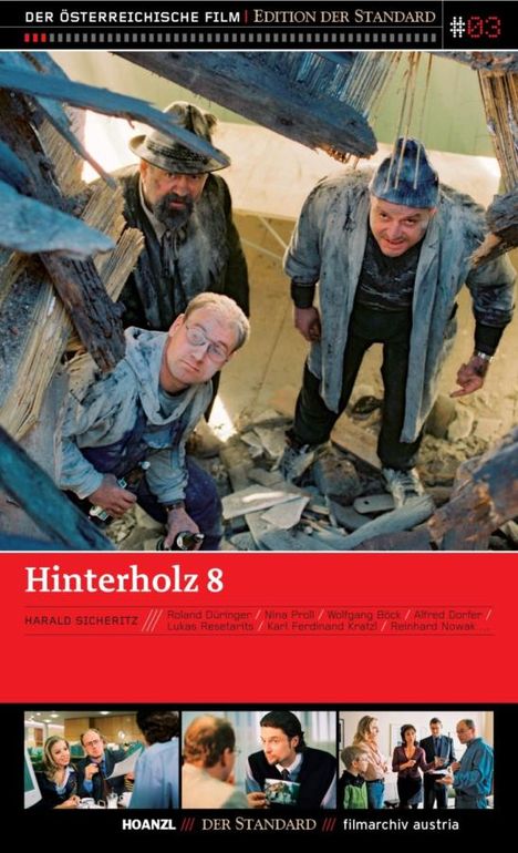 "Hinterholz 8" — Drei Menschen in staubiger Kleidung in einem zerstörten, hölzernen Raum. Unten sind Filmszenen abgebildet.