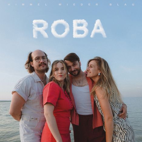 Text: „Himmel wieder blau“ und „ROBA“. Vier Personen lächeln und umarmen sich vor einem See.