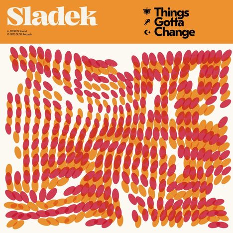 Text: „Sladek“ und „Things Gotta Change“. Darstellung: Farbige, wellenartige Formen in Rot und Orange vor weißem Hintergrund.