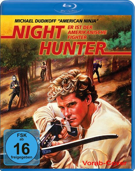 "NIGHT HUNTER", "ER IST DER AMERIKANISCHE FIGHTER", Illustration eines Mannes mit Armbrust in einem Wald, Hintergrund Action.