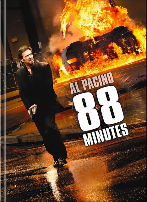 Text: "Al Pacino 88 Minutes". Ein Mann in schwarzem Anzug mit Waffe, im Hintergrund ein brennendes Auto.
