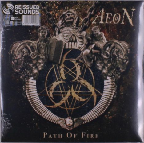 "PATH OF FIRE" steht unten. "AEON" oben rechts. Skelett und Tierköpfe in einem mystischen, dunklen Design.