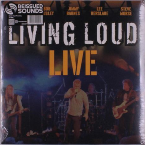 "Living Loud Live" steht in großen Buchstaben. Darunter ist eine Bühne mit Musikern erkennbar.