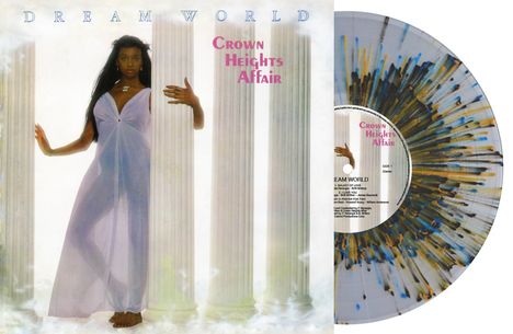 „DREAM WORLD“ und „CROWN HEIGHTS AFFAIR“. Eine Frau in lila Kleid steht zwischen Säulen. Rechts eine bunte Vinyl-Schallplatte.