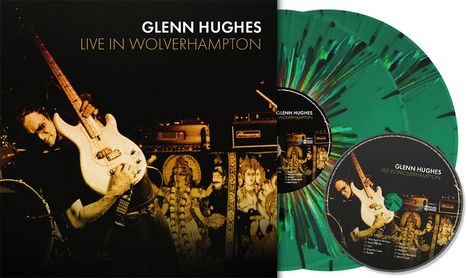 Texte: "GLENN HUGHES, LIVE IN WOLVERHAMPTON." Cover eines Musikalbums mit einem Musiker, mehrere grüne Vinylplatten vor ihm.