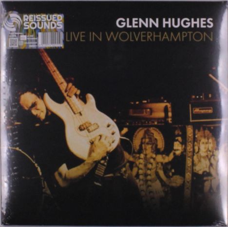 Glenn Hughes: Live in Wolverhampton. Gitarrist spielt leidenschaftlich E-Gitarre auf einer Bühne unter Kunstbeleuchtung.