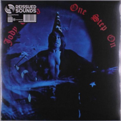 "Jody Grind" und "One Step On" in roter Schrift. Eine mystische, blaue Szene mit einer Person in einem Zauberhut.