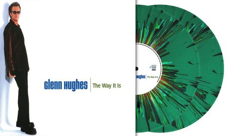 "Glenn Hughes The Way It Is" in Blau und Grün. Links steht eine Person mit Sonnenbrille. Rechts zwei grüne, gesprenkelte Schallplatten.