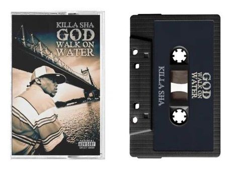 "KILLA SHA GOD WALK ON WATER" auf einer Kassette und dem Cover. Links: eine Brücke im Hintergrund. Rechts: eine schwarze Kassette.
