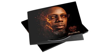 Text: "Dragons Breath". Ein Mann mit ernster Miene, Flammen- und Drachenmotiv auf schwarzem Hintergrund. CD-Hülle.