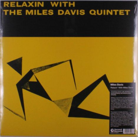 "RELAXIN WITH THE MILES DAVIS QUINTET" in gelber Schrift auf schwarzem Hintergrund, abstrakte schwarze Formen auf gelbem Grund.
