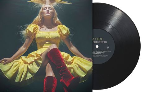 „A HIDE PHOBIA NERVOSA“. Eine Frau in Gelb unter Wasser, rote Stiefel. Schallplatte rechts daneben.