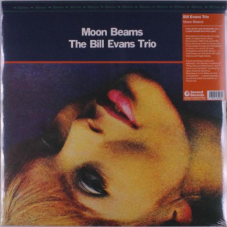 "Moon Beams The Bill Evans Trio." Ein Gesicht einer Frau, nach links geneigt, mit pinken Lippen, in einer weichen Farbpalette.