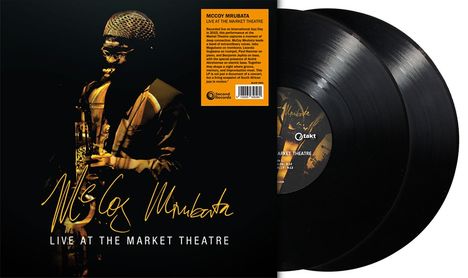 MCCOY MRUBATA - LIVE AT THE MARKET THEATRE. Ein Musiker spielt Saxophon, umgeben von zwei Vinyl-Schallplatten.