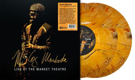 "MCCOY MRUBATA LIVE AT THE MARKET THEATRE" steht oben. Illustration: Musiker mit Saxophon, zwei gelb-orange Schallplatten.