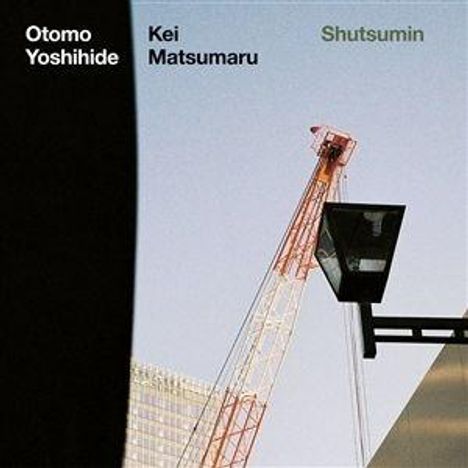"Otomo Yoshihide, Kei Matsumaru, Shutsumin" sind die Texte. Kran und Laterne vor blauem Himmel und Gebäude.
