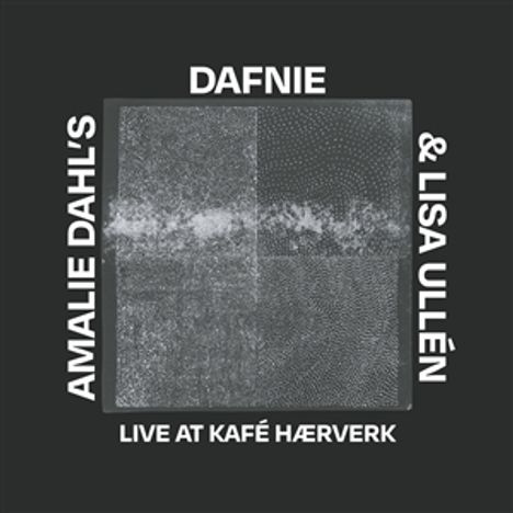 DAFNIE, AMALIE DAHL'S, LISA ULLÉN, LIVE AT KAFÉ HÆRVERK. Graues abstraktes Muster auf schwarzem Hintergrund.
