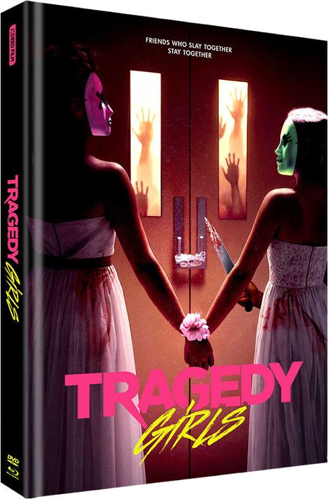 „TRAGEDY GIRLS“ in pink und gelb. Zwei Personen mit Masken, halten Hände, Messer, blutige Kleider. Hände im Hintergrund.