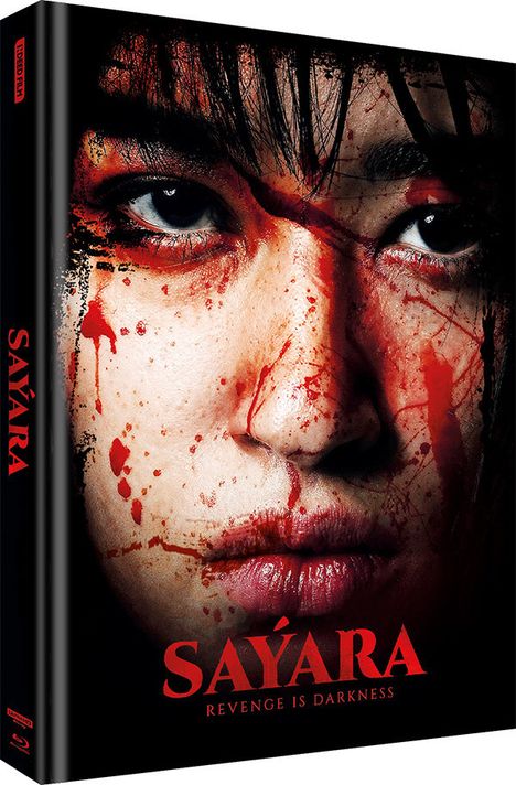 "SAYARA: REVENGE IS DARKNESS." Nahaufnahme eines blutverschmierten Gesichts mit intensivem Blick.