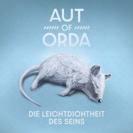 Text: "AUT OF ORDA" und "DIE LEICHTDICHTHEIT DES SEINS". Eine weiße Maus auf blauem Hintergrund, stilisiert.