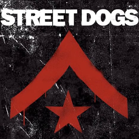 Oben steht "STREET DOGS" in Weiß. Darunter ein roter Stern und ein Pfeil auf schwarzem, zerkratztem Hintergrund.
