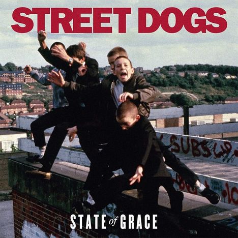 „STREET DOGS“ und „STATE of GRACE“ sind in großen Buchstaben geschrieben. Junge Männer springen von einer Mauer.