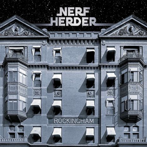 "NERF HERDER" oben, "ROCKINGHAM" unten. Historisches Gebäude mit Fenstern, Markisen und dekorativem Fassadendetail.