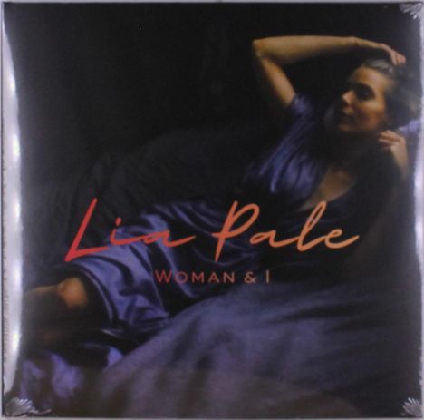 Text: "Lia Pale WOMAN & I". Eine Frau in einem violetten Kleid liegt entspannt mit angewinkeltem Arm.