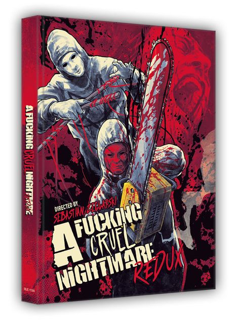 „Directed by Sebastian Zelcharski, A Fucking Cruel Nightmare Redux.“ Zwei maskierte Figuren mit Kettensäge.