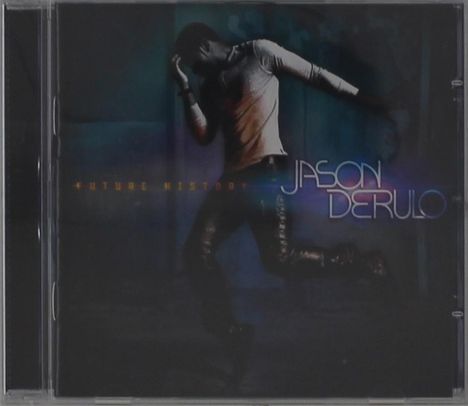 "FUTURE HISTORY" und "JASON DERULO". Ein Tänzer beugt seinen Kopf, trägt Lederhosen, im dunklen Hintergrund.