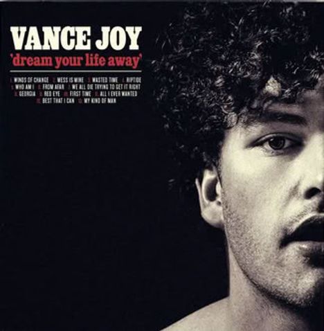 „Vance Joy, dream your life away“: Titel und Liedliste. Gesicht eines Mannes mit lockigem Haar im Schwarz-Weiß-Stil.