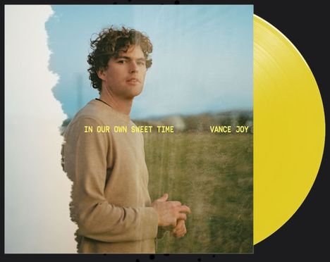 Text: "IN OUR OWN SWEET TIME VANCE JOY." Ein Mann blickt in der Landschaft zur Seite. Gelbe Schallplatte.